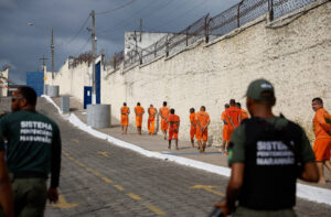 A Câmara dos Deputados aprovou proposta que restringe a saída temporária de presos.
Segundo o texto aprovado nesta quarta-feira (20), esse benefício será concedido aos detentos em regime semiaberto apenas se for para cursar supletivo profissionalizante, ensino médio ou superior. Atualmente, a Lei de Execução Penal (Lei 7.210/84) também permite a saída temporária por até sete dias em quatro vezes durante o ano para visita à família ou participação em atividades que ajudem no retorno ao convívio social.

Se for para cursar supletivo profissionalizante, ensino médio ou superior, o prazo será o necessário para cumprir as atividades escolares. O texto aprovado (emendas do Senado ao Projeto de Lei 2253/22) será enviado à sanção presidencial.

Regime semiaberto

O regime semiaberto é aplicável a quem cumpre penas de 4 a 8 anos se não for reincidente. Nesse modelo, a pessoa pode fazer cursos ou trabalhar em locais previamente definidos fora da unidade prisional durante o dia e regressar no período noturno.

O texto que irá à sanção foi aprovado pela Câmara em 2022 na forma do substitutivo do relator, deputado Guilherme Derrite (PL-SP), com as emendas dos senadores. Com a mudança enviada pelo Senado, o condenado que cumpre pena por praticar crime hediondo ou com violência ou grave ameaça contra pessoa não poderá realizar trabalho externo sem vigilância direta.

Progressão

O projeto trata ainda de outros pontos, prevendo que a progressão de regime (de fechado para semiaberto) dependerá de exame criminológico favorável, além de o preso seguir as demais exigências da lei, como bom comportamento e cumprimento mínimo da pena no regime anterior.

No caso da progressão para o regime aberto, além da nova exigência de exame criminológico, o condenado deverá também mostrar indícios de que irá se ajustar com baixa periculosidade ao novo regime. O juiz poderá determinar ainda o uso de tornozeleira eletrônica no regime aberto, situação permitida atualmente apenas no regime semiaberto.

Outra permissão dada ao magistrado da execução penal é exigir do preso o uso de tornozeleira quando estiver em liberdade condicional ou quando impor pena restritiva de frequência a lugares específicos.

Sentimento de impunidade

O relator da proposta, Guilherme Derrite, afirmou que as estatísticas demonstram aumento do número de ocorrências criminais após saídas temporárias atreladas a datas comemorativas, como Dia das Mães e Natal. "Essa hipótese causa a todos um sentimento de impunidade sem qualquer contraprestação efetiva à sociedade", disse.

De 2006 a 2023, só no estado de São Paulo, mais de 128 mil criminosos não voltaram para os presídios após a saída temporária, segundo o relator. “Se cada um deles tiver cometido um crime por ano, foram mais de 2 milhões de vítimas por esse benefício”, afirmou Derrite, que é secretário de Segurança Pública do estado de São Paulo e retornou ao mandato parlamentar apenas para relatar a proposta.

Para o líder da oposição, deputado Carlos Jordy (PL-RJ), o projeto marca o combate à impunidade. "Eles terão direito de cursar um curso profissionalizante, terminar o segundo grau, concluir a faculdade."

Fonte: Agência Câmara de Notícias

