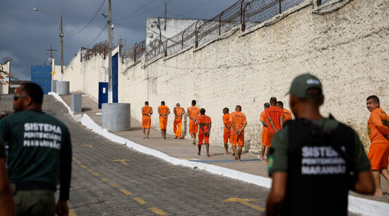 A Câmara dos Deputados aprovou proposta que restringe a saída temporária de presos. Segundo o texto aprovado nesta quarta-feira (20), esse benefício será concedido aos detentos em regime semiaberto apenas se for para cursar supletivo profissionalizante, ensino médio ou superior. Atualmente, a Lei de Execução Penal (Lei 7.210/84) também permite a saída temporária por até sete dias em quatro vezes durante o ano para visita à família ou participação em atividades que ajudem no retorno ao convívio social. Se for para cursar supletivo profissionalizante, ensino médio ou superior, o prazo será o necessário para cumprir as atividades escolares. O texto aprovado (emendas do Senado ao Projeto de Lei 2253/22) será enviado à sanção presidencial. Regime semiaberto O regime semiaberto é aplicável a quem cumpre penas de 4 a 8 anos se não for reincidente. Nesse modelo, a pessoa pode fazer cursos ou trabalhar em locais previamente definidos fora da unidade prisional durante o dia e regressar no período noturno. O texto que irá à sanção foi aprovado pela Câmara em 2022 na forma do substitutivo do relator, deputado Guilherme Derrite (PL-SP), com as emendas dos senadores. Com a mudança enviada pelo Senado, o condenado que cumpre pena por praticar crime hediondo ou com violência ou grave ameaça contra pessoa não poderá realizar trabalho externo sem vigilância direta. Progressão O projeto trata ainda de outros pontos, prevendo que a progressão de regime (de fechado para semiaberto) dependerá de exame criminológico favorável, além de o preso seguir as demais exigências da lei, como bom comportamento e cumprimento mínimo da pena no regime anterior. No caso da progressão para o regime aberto, além da nova exigência de exame criminológico, o condenado deverá também mostrar indícios de que irá se ajustar com baixa periculosidade ao novo regime. O juiz poderá determinar ainda o uso de tornozeleira eletrônica no regime aberto, situação permitida atualmente apenas no regime semiaberto. Outra permissão dada ao magistrado da execução penal é exigir do preso o uso de tornozeleira quando estiver em liberdade condicional ou quando impor pena restritiva de frequência a lugares específicos. Sentimento de impunidade O relator da proposta, Guilherme Derrite, afirmou que as estatísticas demonstram aumento do número de ocorrências criminais após saídas temporárias atreladas a datas comemorativas, como Dia das Mães e Natal. "Essa hipótese causa a todos um sentimento de impunidade sem qualquer contraprestação efetiva à sociedade", disse. De 2006 a 2023, só no estado de São Paulo, mais de 128 mil criminosos não voltaram para os presídios após a saída temporária, segundo o relator. “Se cada um deles tiver cometido um crime por ano, foram mais de 2 milhões de vítimas por esse benefício”, afirmou Derrite, que é secretário de Segurança Pública do estado de São Paulo e retornou ao mandato parlamentar apenas para relatar a proposta. Para o líder da oposição, deputado Carlos Jordy (PL-RJ), o projeto marca o combate à impunidade. "Eles terão direito de cursar um curso profissionalizante, terminar o segundo grau, concluir a faculdade." Fonte: Agência Câmara de Notícias