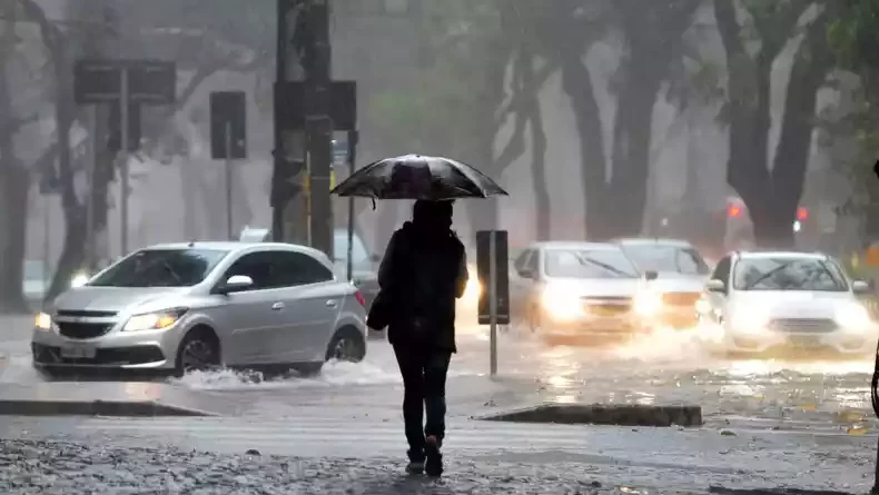 INMET emite alerta de chuvas intensas para todo o MA; veja orientações sobre possíveis riscos O aviso indica chuvas entre 20 e 30 mm/h ou 50 mm/dia e ventos intensos (40-60 km/h), com risco de corte de energia elétrica, queda de galhos de árvores, alagamentos e descargas elétricas.